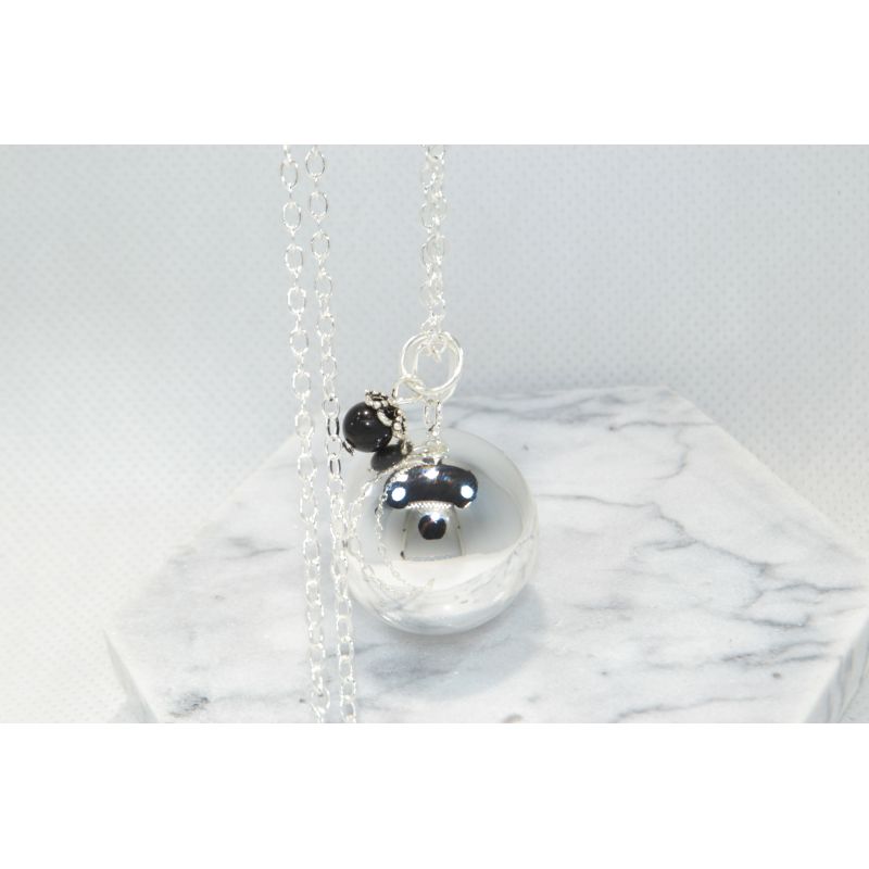Bola de grossesse plaqué argent lisse, avec perle d'Obsidienne noir - ⌀ 2,2 cm & chaine 114cm - Irréversible Bijoux