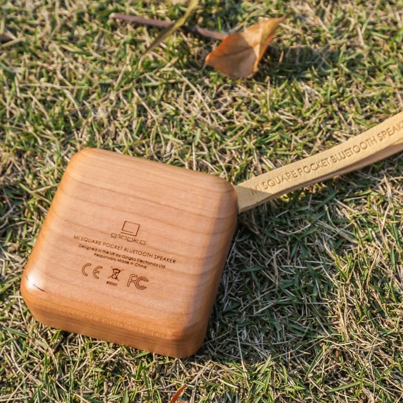 Altoparlante Bluetooth tascabile MI Square in legno di ciliegio - Gingko Design