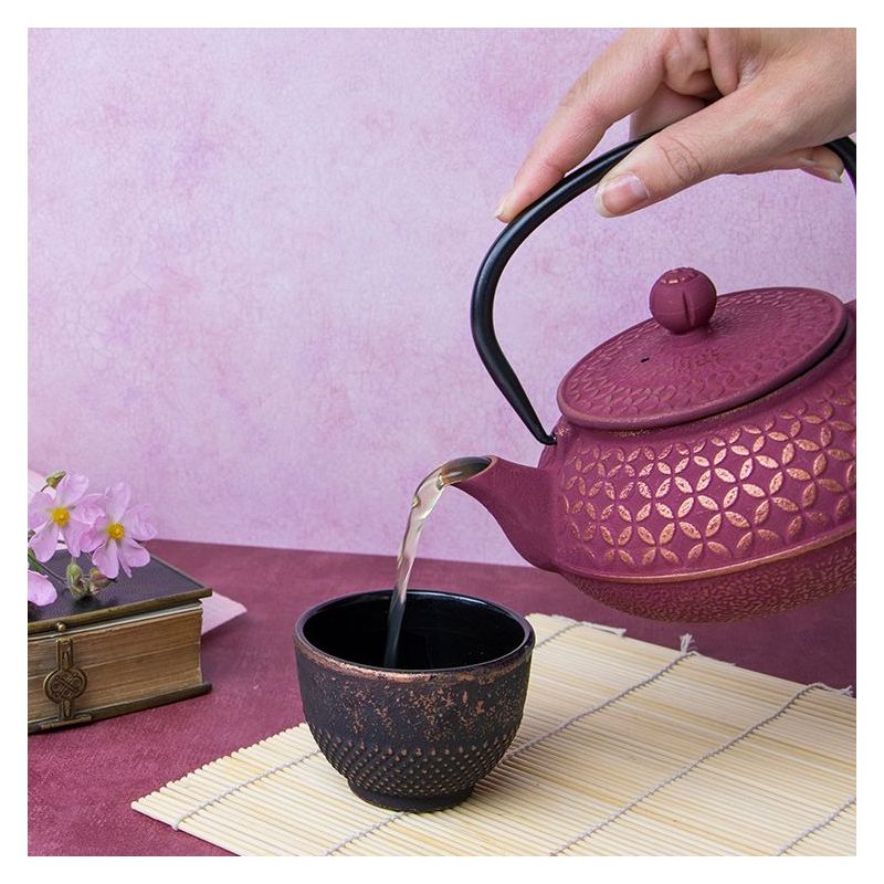 Théière en fonte, TSUBAKI, Rose vermillon et ses dorures, avec filtre inox - 0,6 litre - Aromandise