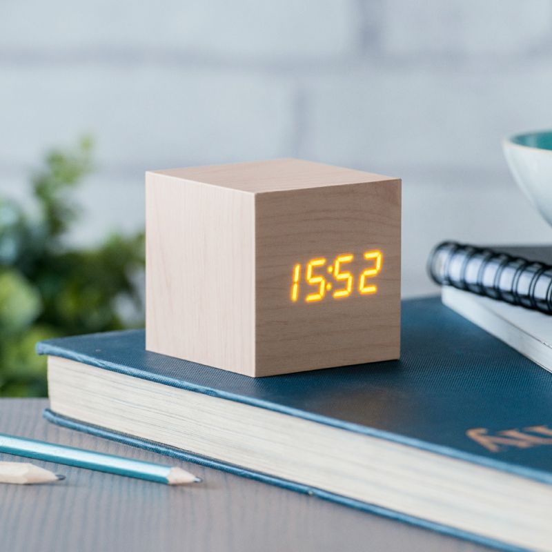 Horloge écoconçue Cube Plus en Érable, 4 fonctions - Gingko Design