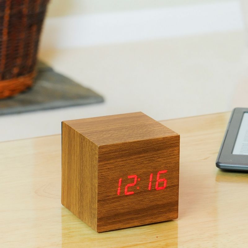 Horloge écoconçue Cube Plus en Teck et LED rouge, 4 fonctions - Gingko Design