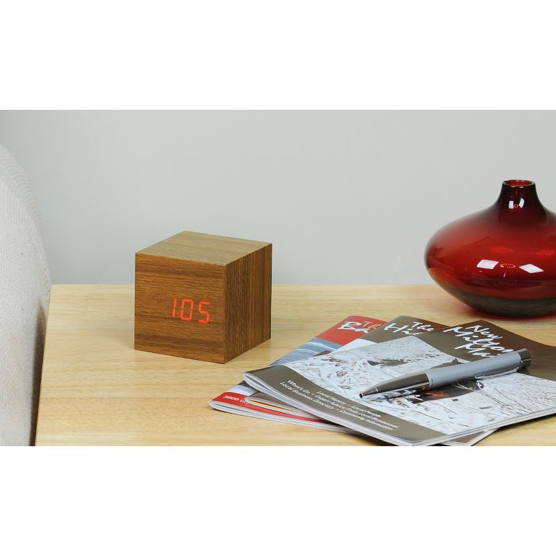 Horloge écoconçue Cube Plus en Teck et LED rouge, 4 fonctions - Gingko Design